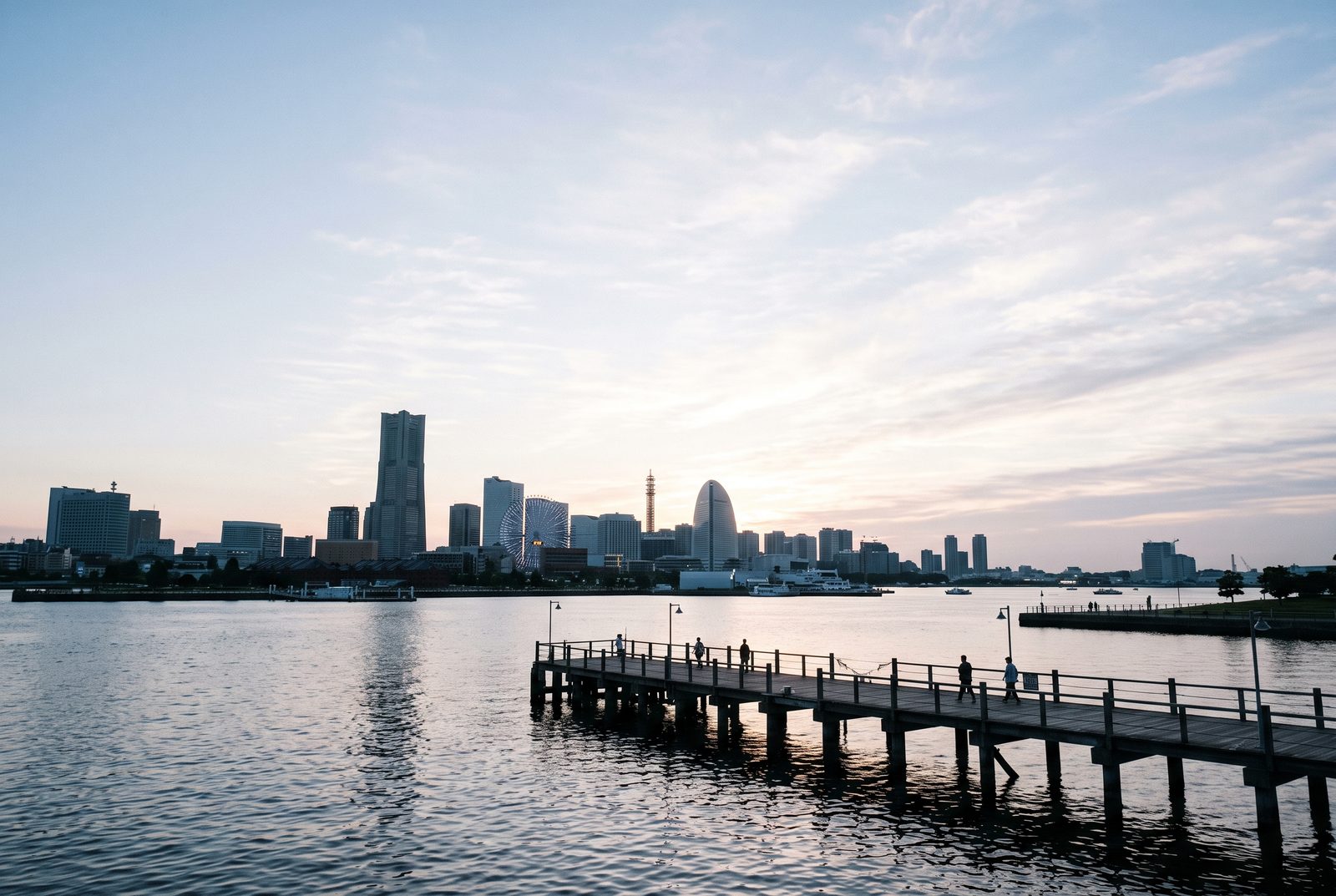 夜明けの横浜。海の向こうにみなとみらいの街並み